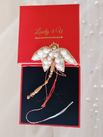 broșă Lovely 4 U, cadou de lux, accesorii elegante, broșă florală, broșă cu simbol primăvară, broșă albă cu perle, broșă delicată, broșă romantică, mărțișor elegant, mărțișor handmade, mărțișor unicat, broșă motivațională, bijuterii cu mesaj, broșă deosebită, accesorii unicat, bijuterii statement, broșă de colecție, broșă fashion. [2]