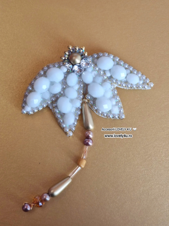 broșă Lovely 4 U, cadou de lux, accesorii elegante, broșă florală, broșă cu simbol primăvară, broșă albă cu perle, broșă delicată, broșă romantică, mărțișor elegant, mărțișor handmade, mărțișor unicat, broșă motivațională, bijuterii cu mesaj, broșă deosebită, accesorii unicat, bijuterii statement, broșă de colecție, broșă fashion. [1]