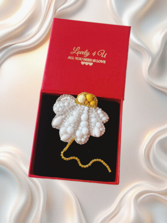 Brosa Margareta - handmade - broasa eleganta cu cristale, pietricele , briolete- bijuterie unicat  cu  semnificatie [1]