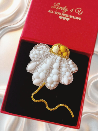 IDEI CADOURI DE CRACIUN - SET ACCESORII , BIJUTERII, BROSE PENTRU CRACIUN - Brosa Margareta - handmade - broasa eleganta cu cristale, pietricele , briolete- bijuterie unicat  cu  semnificatie