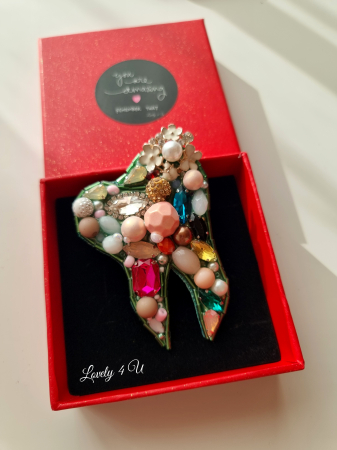 Broșă dințișor, broșă handmade Lovely 4 U, Broșă dinte, Accesorii handmade Lovely 4 U, idei cadou pentru Crăciun, idei cadouri 1 martie, idei cadouri 8 martie, idei cadouri pentru stomatolog, idei cadouri pentru doctor stomatolog, accesorii dinte, accesorii in forma de dinte, Dințișor cu perle handmade, bijuterii dinte [6]