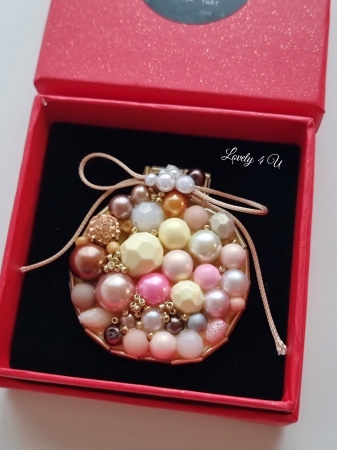 brosa de iarna cu pietre colorate, brose colorate, brose craciun, brose cu pietre naturale, brose handmade, brose handmade colorate de craciun, brose pietre semipretioase, glob de craciun, catifea neagra, perle, accesorii lovely 4 u cadouri copii craciun, cadouri craciun, cadouri de cra [3]