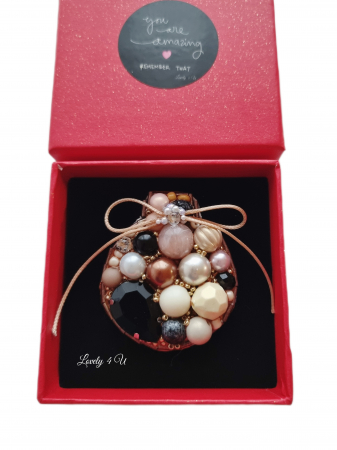 brosa de iarna cu pietre colorate, brose colorate, brose craciun, brose cu pietre naturale, brose handmade, brose handmade colorate de craciun, brose pietre semipretioase, glob de craciun, catifea neagra, perle, accesorii lovely 4 u cadouri copii craciun, cadouri craciun, cadouri de cra [3]