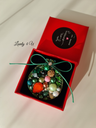 brosa de iarna cu pietre colorate, brose colorate, brose craciun, brose cu pietre naturale, brose handmade, brose handmade colorate de craciun, brose pietre semipretioase, glob de craciun, catifea neagra, perle, accesorii lovely 4 u cadouri copii craciun, cadouri craciun, cadouri de cra [5]