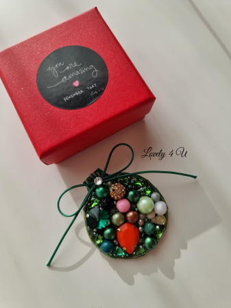 brosa de iarna cu pietre colorate, brose colorate, brose craciun, brose cu pietre naturale, brose handmade, brose handmade colorate de craciun, brose pietre semipretioase, glob de craciun, catifea neagra, perle, accesorii lovely 4 u cadouri copii craciun, cadouri craciun, cadouri de cra [4]