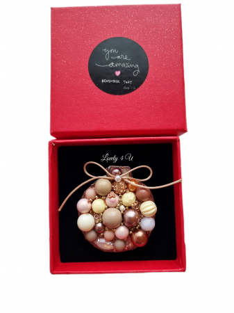 brosa de iarna cu pietre colorate, brose colorate, brose craciun, brose cu pietre naturale, brose handmade, brose handmade colorate de craciun, brose pietre semipretioase, glob de craciun, catifea neagra, perle, accesorii lovely 4 u cadouri copii craciun, cadouri craciun, cadouri de cra [1]