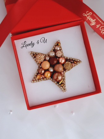 accesorii lovely 4 u, cadou timisoara, brosa stea de iarna cu perle,  stea cu perle, accesorii stea cu perle, steluta de craciun, brosa mare, brose colorate, brose craciun, brose cu pietre naturale, brose handmade, brose handmade colorate de craciun, brose pietre semipretioase, cadouri copii craciun, cadouri craciun, cadouri de craciun, cadouri de craciun pentru copii, cadouri de craciun pentru fete, brosa steluta , brosa alba [1]