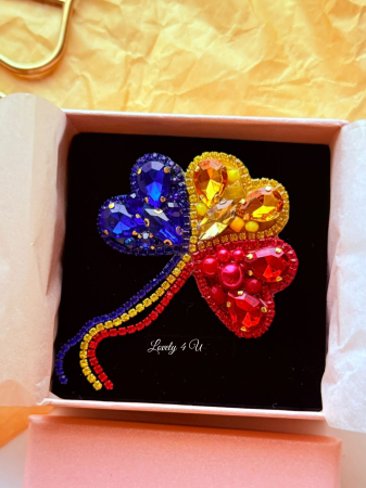 broșă tricolor, broșă trifoi, broșă handmade, broșă România, broșă cu mesaj motivațional, broșă cu perle, broșă cu cristale, broșă simbolică, broșă elegantă, broșă cadou, broșă 1 Decembrie, bijuterie handmade, bijuterie patriotică, bijuterie motivațională, accesoriu cu mesaj, bijuterie românească, broșă tricolor femei, broșă mândră că sunt româncă, cadou femei românia, broșă în culorile steagului, accesorii Lovely 4 U, bijuterii Lovely 4 U, [2]