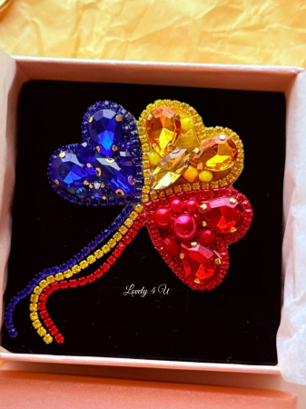 broșă tricolor, broșă trifoi, broșă handmade, broșă România, broșă cu mesaj motivațional, broșă cu perle, broșă cu cristale, broșă simbolică, broșă elegantă, broșă cadou, broșă 1 Decembrie, bijuterie handmade, bijuterie patriotică, bijuterie motivațională, accesoriu cu mesaj, bijuterie românească, broșă tricolor femei, broșă mândră că sunt româncă, cadou femei românia, broșă în culorile steagului, accesorii Lovely 4 U, bijuterii Lovely 4 U, [1]