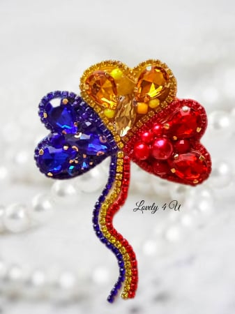 ACCESORII / PRODUSE - broșă tricolor, broșă trifoi, broșă handmade, broșă România, broșă cu mesaj motivațional, broșă cu perle, broșă cu cristale, broșă simbolică, broșă elegantă, broșă cadou, broșă 1 Decembrie, bijuterie handmade, bijuterie patriotică, bijuterie motivațională, accesoriu cu mesaj, bijuterie românească, broșă tricolor femei, broșă mândră că sunt româncă, cadou femei românia, broșă în culorile steagului, accesorii Lovely 4 U, bijuterii Lovely 4 U,