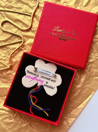 broșă tricolor, broșă trifoi, broșă handmade, broșă România, broșă cu mesaj motivațional, broșă cu perle, broșă cu cristale, broșă simbolică, broșă elegantă, broșă cadou, broșă 1 Decembrie, bijuterie handmade, bijuterie patriotică, bijuterie motivațională, accesoriu cu mesaj, bijuterie românească, broșă tricolor femei, broșă mândră că sunt româncă, cadou femei românia, broșă în culorile steagului, accesorii Lovely 4 U, bijuterii Lovely 4 U, [2]