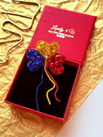 BROSE - CADOURI - BIJUTERII - broșă tricolor, broșă trifoi, broșă handmade, broșă România, broșă cu mesaj motivațional, broșă cu perle, broșă cu cristale, broșă simbolică, broșă elegantă, broșă cadou, broșă 1 Decembrie, bijuterie handmade, bijuterie patriotică, bijuterie motivațională, accesoriu cu mesaj, bijuterie românească, broșă tricolor femei, broșă mândră că sunt româncă, cadou femei românia, broșă în culorile steagului, accesorii Lovely 4 U, bijuterii Lovely 4 U,