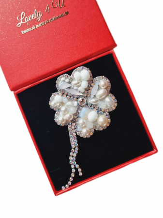 broșă trifoi, broșă norocoasă, broșă cu pietricele, broșă handmade, broșă elegantă, bijuterie simbol noroc, broșă cu cristale, broșă cu perle Swarovski, accesoriu sofisticat, broșă alb-opal, bijuterii unicat, broșă fashion, bijuterie rafinată, broșă placată cu argint, bijuterie statement, broșă de lux, broșă talisman, cadou simbolic, bijuterie cadou femei, accesoriu elegant, broșă handmade România, bijuterie de colecție, bijuterii Lovely 4 U. [1]