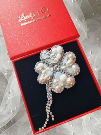 broșă trifoi, broșă norocoasă, broșă cu pietricele, broșă handmade, broșă elegantă, bijuterie simbol noroc, broșă cu cristale, broșă cu perle Swarovski, accesoriu sofisticat, broșă alb-opal, bijuterii unicat, broșă fashion, bijuterie rafinată, broșă placată cu argint, bijuterie statement, broșă de lux, broșă talisman, cadou simbolic, bijuterie cadou femei, accesoriu elegant, broșă handmade România, bijuterie de colecție, bijuterii Lovely 4 U. [5]