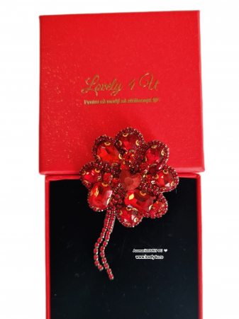 broșă trifoi, broșă trifoi cu patru foi, broșă handmade, broșă unicat, broșă cu cristale, broșă cu pietre roșii, broșă statement, broșă elegantă, broșă cu mesaj motivațional, broșă norocoasă, broșă simbol, broșă rafinată, bijuterii handmade, bijuterii unicat, bijuterii cu cristale, accesorii premium, broșă fashion, [1]