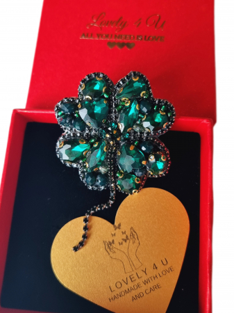 CASUAL / ACCESORII   handmade / CADOURI - Lovely 4 U, broșă fashion, cadou pentru ea, accesorii speciale, bijuterii unicat România, accesorii statement, broșă unicat cu cristale, broșă cu energie pozitivă, mărțișor handmade, mărțișor unicat, bijuterii cu semnificație, broșă cu noroc, broșă verde cu Swarovski, bijuterii inspirate din natură, talisman norocos, bijuterii delicate, broșă trifoi cu pietricele.