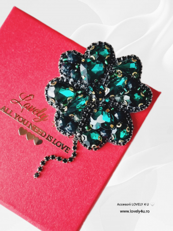 Lovely 4 U, broșă fashion, cadou pentru ea, accesorii speciale, bijuterii unicat România, accesorii statement, broșă unicat cu cristale, broșă cu energie pozitivă, mărțișor handmade, mărțișor unicat, bijuterii cu semnificație, broșă cu noroc, broșă verde cu Swarovski, bijuterii inspirate din natură, talisman norocos, bijuterii delicate, broșă trifoi cu pietricele. [2]