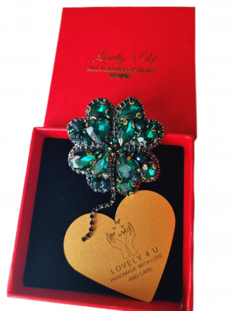 Lovely 4 U, broșă fashion, cadou pentru ea, accesorii speciale, bijuterii unicat România, accesorii statement, broșă unicat cu cristale, broșă cu energie pozitivă, mărțișor handmade, mărțișor unicat, bijuterii cu semnificație, broșă cu noroc, broșă verde cu Swarovski, bijuterii inspirate din natură, talisman norocos, bijuterii delicate, broșă trifoi cu pietricele. [6]