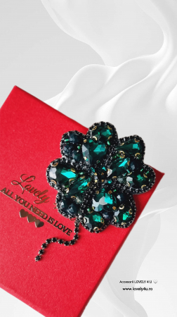 Lovely 4 U, broșă fashion, cadou pentru ea, accesorii speciale, bijuterii unicat România, accesorii statement, broșă unicat cu cristale, broșă cu energie pozitivă, mărțișor handmade, mărțișor unicat, bijuterii cu semnificație, broșă cu noroc, broșă verde cu Swarovski, bijuterii inspirate din natură, talisman norocos, bijuterii delicate, broșă trifoi cu pietricele. [5]