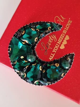 IDEI CADOURI DE CRACIUN - SET ACCESORII , BIJUTERII, BROSE PENTRU CRACIUN - accesorii handmade, bijuterii România, broșă lucrată manual, cadou premium, broșă lună cu cristale, cadou pentru femei, bijuterii elegante, cadou simbolic, broșă versatilă, broșă cu energie pozitivă, broșă talisman, broșă specială, bijuterii cu mesaj motivațional, broșă statement cu pietre, broșă cu design exclusivist, bijuterii inspirate din natură, broșă Lovely 4 U.
