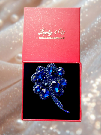 broșă handmade, broșă trifoi cu patru foi, bijuterie norocoasă, broșă cristale albastre, broșă cu perle, bijuterie handmade România, broșă unicat, accesoriu norocos, broșă cu mesaj motivațional, cadou 1 Martie, cadou 8 Martie, mărțișor elegant, bijuterii rafinate, broșă deosebită, broșă fashion, bijuterii femei, accesoriu pentru sacou, bijuterii Lovely 4 U, cadouri speciale, accesorii handmade, broșă simbol noroc, bijuterii placate cu argint, cadouri elegante, bijuterii statement, accesorii premium, broșă luxury, bijuterie talisman, accesoriu fashion, broșă inspirată din natură, bijuterii pentru femei stilate, cadouri personalizate, bijuterii unicat handmade, bijuterii delicate, accesoriu sofisticat. [1]