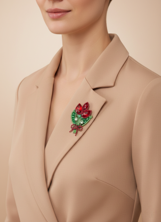 Broșă Buchet de Lalele Handmade – Cristale Swarovski, Perle, Mesaj Motivațional „SPARKLE EVERY DAY. LOVE YOURSELF