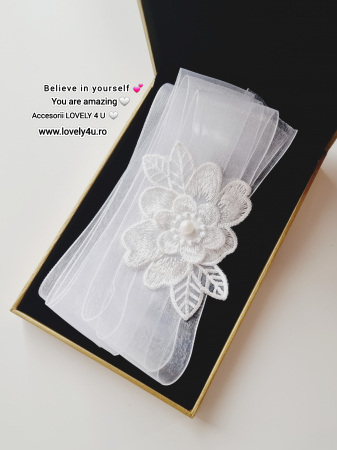 ESARFE pentru traditia DEZGATITUL MIRESEI - CELINE - EȘARFĂ ALBĂ  cu  dantela alba cusută cu fir mătase- Bentita handmade pentru tradiția DEZGATIT MIREASA realizata manual cu mult drag in Roamnaia
