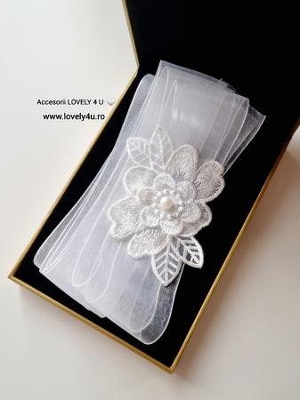 CELINE - EȘARFĂ ALBĂ  cu  dantela alba cusută cu fir mătase- Bentita handmade pentru tradiția DEZGATIT MIREASA realizata manual cu mult drag in Roamnaia [4]