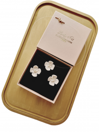 CERCEI - set bijuterii mireasă, set bijuterii flori handmade, cercei floare ivory, colier invizibil cu floare, colier cu fir transparent, set bijuterii perle mireasă, set bijuterii cununie civilă, bijuterii handmade România, bijuterii delicate cu flori, cercei floare cu perle, colier cu perle Swarovski, bijuterii mireasă naturale, set bijuterii ivory, bijuterii unicat mireasă, cadou elegant femeie, cercei eleganți handmade, colier mireasă fin, cercei argint placat cu aur, bijuterii Lovely 4 U, accesorii mireasă rafinate,