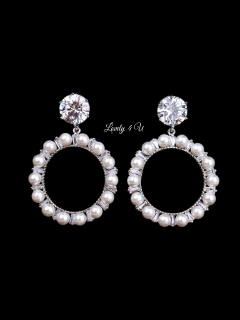 Cercei mireasă, cercei eleganți, cercei cu perle, cercei zirconiu, cercei rotunzi, cercei placati cu aur alb, cercei sofisticati, accesorii mireasă, bijuterii de nuntă, cercei de ocazie, cercei statement, cercei minimalisti, cercei argintii, cercei eleganți de seară, cercei fashion, cercei de lux, cercei handmade, cercei pentru evenimente speciale, accesorii premium, bijuterii cu zirconiu, cercei damă, cercei deosebiți, cercei pentru nunți, bijuterii rafinate, cercei mireasă perle și zirconiu, accesorii Lovely 4 U, cercei mireasă cu prindere șurub, cercei mireasă stil clasic, cercei cerimonie, cercei cu pietricele. [2]