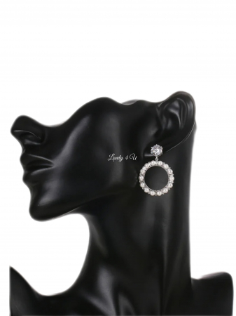 Cercei mireasă, cercei eleganți, cercei cu perle, cercei zirconiu, cercei rotunzi, cercei placati cu aur alb, cercei sofisticati, accesorii mireasă, bijuterii de nuntă, cercei de ocazie, cercei statement, cercei minimalisti, cercei argintii, cercei eleganți de seară, cercei fashion, cercei de lux, cercei handmade, cercei pentru evenimente speciale, accesorii premium, bijuterii cu zirconiu, cercei damă, cercei deosebiți, cercei pentru nunți, bijuterii rafinate, cercei mireasă perle și zirconiu, accesorii Lovely 4 U, cercei mireasă cu prindere șurub, cercei mireasă stil clasic, cercei cerimonie, cercei cu pietricele. [3]