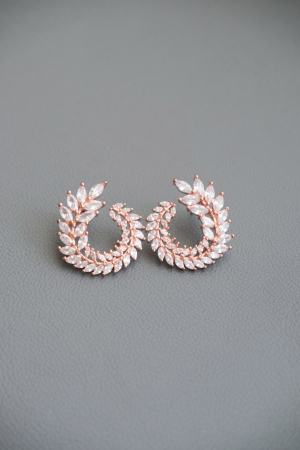 accesorii mireasă, accesorii elegante mireasă, bijuterii de lux mireasă, cercei delicatețe mireasă, cercei statement mireasă, cercei zirconiu formă rotundă, bijuterii evenimente speciale, cercei cununie, cercei pentru rochie de mireasă, cercei damă eleganți, cercei nașă nuntă, cercei strălucitori mireasă, cercei Lovely 4 U, cercei fashion mireasă, bijuterii handmade nuntă, cercei premium placati cu aur, cercei romantici mireasă, cercei zirconiu cubic alb, accesorii rafinate nuntă. [2]