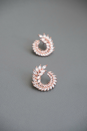 accesorii mireasă, accesorii elegante mireasă, bijuterii de lux mireasă, cercei delicatețe mireasă, cercei statement mireasă, cercei zirconiu formă rotundă, bijuterii evenimente speciale, cercei cununie, cercei pentru rochie de mireasă, cercei damă eleganți, cercei nașă nuntă, cercei strălucitori mireasă, cercei Lovely 4 U, cercei fashion mireasă, bijuterii handmade nuntă, cercei premium placati cu aur, cercei romantici mireasă, cercei zirconiu cubic alb, accesorii rafinate nuntă. [3]