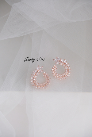 accesorii mireasă, accesorii elegante mireasă, bijuterii de lux mireasă, cercei delicatețe mireasă, cercei statement mireasă, cercei zirconiu formă rotundă, bijuterii evenimente speciale, cercei cununie, cercei pentru rochie de mireasă, cercei damă eleganți, cercei nașă nuntă, cercei strălucitori mireasă, cercei Lovely 4 U, cercei fashion mireasă, bijuterii handmade nuntă, cercei premium placati cu aur, cercei romantici mireasă, cercei zirconiu cubic alb, accesorii rafinate nuntă. [6]