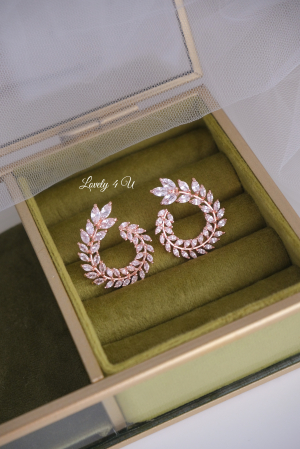 accesorii mireasă, accesorii elegante mireasă, bijuterii de lux mireasă, cercei delicatețe mireasă, cercei statement mireasă, cercei zirconiu formă rotundă, bijuterii evenimente speciale, cercei cununie, cercei pentru rochie de mireasă, cercei damă eleganți, cercei nașă nuntă, cercei strălucitori mireasă, cercei Lovely 4 U, cercei fashion mireasă, bijuterii handmade nuntă, cercei premium placati cu aur, cercei romantici mireasă, cercei zirconiu cubic alb, accesorii rafinate nuntă. [4]