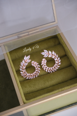 accesorii mireasă, accesorii elegante mireasă, bijuterii de lux mireasă, cercei delicatețe mireasă, cercei statement mireasă, cercei zirconiu formă rotundă, bijuterii evenimente speciale, cercei cununie, cercei pentru rochie de mireasă, cercei damă eleganți, cercei nașă nuntă, cercei strălucitori mireasă, cercei Lovely 4 U, cercei fashion mireasă, bijuterii handmade nuntă, cercei premium placati cu aur, cercei romantici mireasă, cercei zirconiu cubic alb, accesorii rafinate nuntă. [5]