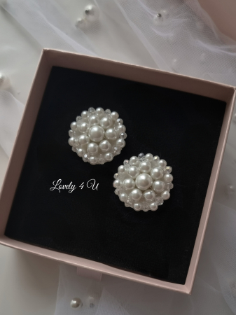 cercei mireasă perle, cercei eveniment handmade, cercei cununie civilă, cercei eleganți albi, bijuterii mireasă perle, cercei rotunzi perle, cercei discreți mireasă, accesorii nuntă handmade, cercei perle albe, cercei simpli mireasă, cercei pentru rochie albă, cercei eleganți cununie, cercei mirese romantice, cercei handmade nuntă, [1]