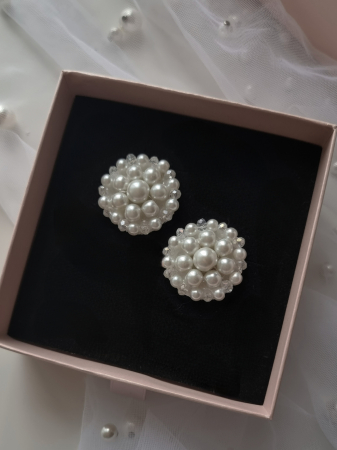 cercei mireasă perle, cercei eveniment handmade, cercei cununie civilă, cercei eleganți albi, bijuterii mireasă perle, cercei rotunzi perle, cercei discreți mireasă, accesorii nuntă handmade, cercei perle albe, cercei simpli mireasă, cercei pentru rochie albă, cercei eleganți cununie, cercei mirese romantice, cercei handmade nuntă, [4]