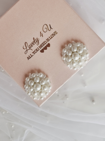 cercei mireasă perle, cercei eveniment handmade, cercei cununie civilă, cercei eleganți albi, bijuterii mireasă perle, cercei rotunzi perle, cercei discreți mireasă, accesorii nuntă handmade, cercei perle albe, cercei simpli mireasă, cercei pentru rochie albă, cercei eleganți cununie, cercei mirese romantice, cercei handmade nuntă, [2]