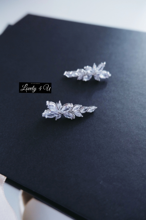 Cercei Mireasă SELLY – Eleganță și Strălucire, Cercei Zirconiu Cubic AAA Placati cu Rodiu, Cercei Eleganți Argintii pentru Mireasă, Cercei de Lux cu Strălucire de Diamant, Bijuterii de Mireasă – Cercei SELLY Handmade, Cercei Statement pentru Ocazii Speciale, Cercei Rafinați pentru Nuntă și Evenimente, Cercei Argintii cu Pietricele de Zirconiu, Cercei pentru Mireasă – Design Sofisticat, Cercei SELLY – Strălucire și Eleganță Premium,Cercei mireasa, Bijuterii mireasa, cercei mireasa cu pietricele, cercei cu șurub, CERCEI LOVELY 4 U [11]