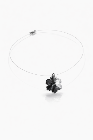 IDEI CADOURI DE CRACIUN - SET ACCESORII , BIJUTERII, BROSE PENTRU CRACIUN - Choker cu Fir Invizibil și Pandantiv Fulg Negru din Cristal – Colier Elegant Handmade