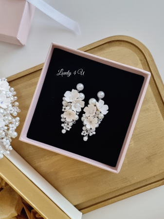 set coronita si cercei mireasa, Set Coroniță și Cercei Mireasă LORENA – Eleganță Handmade, Coroniță LORENA cu Perle și Cristale Swarovski, Set Mireasă LORENA – Accesoriu Romantic și Delicat, Coroniță și Cercei LORENA – Strălucire și Rafinament, Set Nuntă LORENA – Coroniță Fină și Cercei Eleganți, Accesorii Handmade LORENA – Design Feminin și Sofisticat, Set Mireasă Coroniță și Cercei – Flori Modelate Manual,set diadema si cercei mireasa, set bijuterii mireasa, coronita cu flori si cercei. tiara cu flori mireasa, tiara flori mici, TIARA MIREASA, CORONITA MIREASA CU FLORI, CORONITA MIREASA CU PERLE, TIARA MIREASA HANDMADE, SET ACCESORII MIREASA, SET BIJUTERII MIREASA, CORONITA SI CERCEI MIREASA, SET DIADEMA SI CERCEI MIREASA, ACCESORII PER MIREASA, TIARA [2]