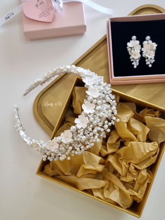 set coronita si cercei mireasa, Set Coroniță și Cercei Mireasă LORENA – Eleganță Handmade, Coroniță LORENA cu Perle și Cristale Swarovski, Set Mireasă LORENA – Accesoriu Romantic și Delicat, Coroniță și Cercei LORENA – Strălucire și Rafinament, Set Nuntă LORENA – Coroniță Fină și Cercei Eleganți, Accesorii Handmade LORENA – Design Feminin și Sofisticat, Set Mireasă Coroniță și Cercei – Flori Modelate Manual,set diadema si cercei mireasa, set bijuterii mireasa, coronita cu flori si cercei. tiara cu flori mireasa, tiara flori mici, TIARA MIREASA, CORONITA MIREASA CU FLORI, CORONITA MIREASA CU PERLE, TIARA MIREASA HANDMADE, SET ACCESORII MIREASA, SET BIJUTERII MIREASA, CORONITA SI CERCEI MIREASA, SET DIADEMA SI CERCEI MIREASA, ACCESORII PER MIREASA, TIARA