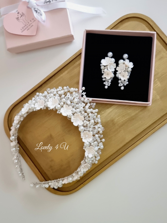 set coronita si cercei mireasa, Set Coroniță și Cercei Mireasă LORENA – Eleganță Handmade, Coroniță LORENA cu Perle și Cristale Swarovski, Set Mireasă LORENA – Accesoriu Romantic și Delicat, Coroniță și Cercei LORENA – Strălucire și Rafinament, Set Nuntă LORENA – Coroniță Fină și Cercei Eleganți, Accesorii Handmade LORENA – Design Feminin și Sofisticat, Set Mireasă Coroniță și Cercei – Flori Modelate Manual,set diadema si cercei mireasa, set bijuterii mireasa, coronita cu flori si cercei. tiara cu flori mireasa, tiara flori mici, TIARA MIREASA, CORONITA MIREASA CU FLORI, CORONITA MIREASA CU PERLE, TIARA MIREASA HANDMADE, SET ACCESORII MIREASA, SET BIJUTERII MIREASA, CORONITA SI CERCEI MIREASA, SET DIADEMA SI CERCEI MIREASA, ACCESORII PER MIREASA, TIARA [1]