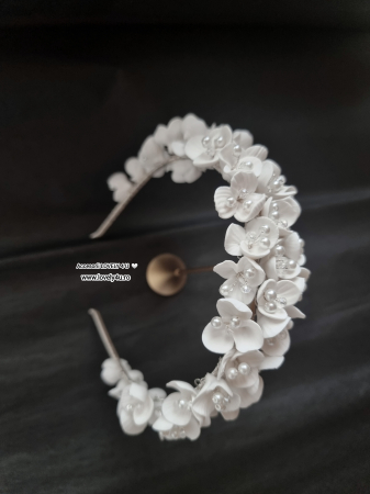 COLECTIE 2025  LOVE YOURSELF AND SHINE - coroniță mireasă, coroniță mireasă handmade, coroniță mireasă flori, coroniță mireasă perle, coroniță placată cu argint, diademă mireasă handmade, accesoriu păr mireasă, coroniță romantică nuntă, coroniță flori albe, coroniță mireasă cu cristale, coroniță unicat mireasă, bijuterii handmade mireasă, accesoriu păr cu perle și cristale, coroniță elegantă nuntă, Lovely 4 U coroniță,