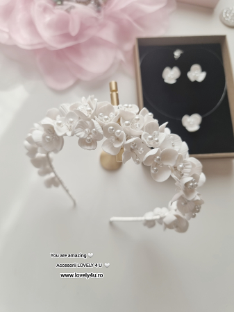 coroniță mireasă, coroniță mireasă handmade, coroniță mireasă flori, coroniță mireasă perle, coroniță placată cu argint, diademă mireasă handmade, accesoriu păr mireasă, coroniță romantică nuntă, coroniță flori albe, coroniță mireasă cu cristale, coroniță unicat mireasă, bijuterii handmade mireasă, accesoriu păr cu perle și cristale, coroniță elegantă nuntă, Lovely 4 U coroniță, [1]