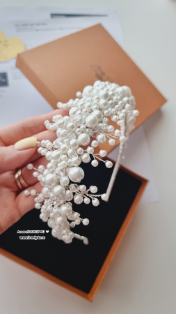 coroniță mireasă, diademă mireasă, accesoriu păr mireasă, coroniță handmade, coroniță cu perle, diademă elegantă, bijuterii mireasă, accesorii păr nuntă, coroniță placată cu argint, diademă cu cristale, accesorii elegante mireasă, coroniță delicată, diademă premium, accesoriu păr sofisticat, coroniță romantică, bijuterii handmade, accesoriu păr de lux, coroniță deosebită, accesorii păr mireasă elegante, diademă strălucitoare, coroniță rafinată, accesoriu păr personalizat, coroniță pentru bucle lejere, diademă pentru coc, accesorii Lovely 4 U, bijuterii nuntă, coroniță pentru coafuri deosebite, coroniță cu pietricele, diademă mireasă handmade, accesorii de păr rafinate, coroniță pentru coafuri romantice, bijuterii placate cu argint, diademă personalizabilă, accesoriu mireasă premium, coroniță pentru coafuri elegante, bijuterii fine mireasă. [9]
