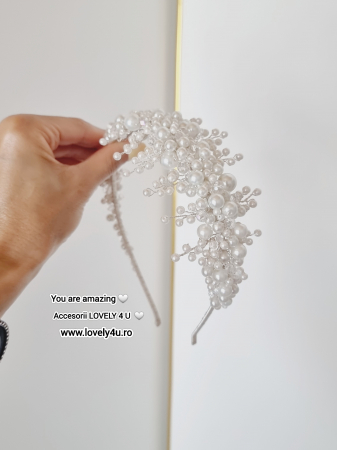 coroniță mireasă, diademă mireasă, accesoriu păr mireasă, coroniță handmade, coroniță cu perle, diademă elegantă, bijuterii mireasă, accesorii păr nuntă, coroniță placată cu argint, diademă cu cristale, accesorii elegante mireasă, coroniță delicată, diademă premium, accesoriu păr sofisticat, coroniță romantică, bijuterii handmade, accesoriu păr de lux, coroniță deosebită, accesorii păr mireasă elegante, diademă strălucitoare, coroniță rafinată, accesoriu păr personalizat, coroniță pentru bucle lejere, diademă pentru coc, accesorii Lovely 4 U, bijuterii nuntă, coroniță pentru coafuri deosebite, coroniță cu pietricele, diademă mireasă handmade, accesorii de păr rafinate, coroniță pentru coafuri romantice, bijuterii placate cu argint, diademă personalizabilă, accesoriu mireasă premium, coroniță pentru coafuri elegante, bijuterii fine mireasă. [11]