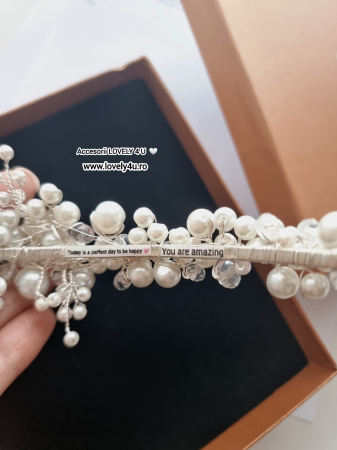 coroniță mireasă, diademă mireasă, accesoriu păr mireasă, coroniță handmade, coroniță cu perle, diademă elegantă, bijuterii mireasă, accesorii păr nuntă, coroniță placată cu argint, diademă cu cristale, accesorii elegante mireasă, coroniță delicată, diademă premium, accesoriu păr sofisticat, coroniță romantică, bijuterii handmade, accesoriu păr de lux, coroniță deosebită, accesorii păr mireasă elegante, diademă strălucitoare, coroniță rafinată, accesoriu păr personalizat, coroniță pentru bucle lejere, diademă pentru coc, accesorii Lovely 4 U, bijuterii nuntă, coroniță pentru coafuri deosebite, coroniță cu pietricele, diademă mireasă handmade, accesorii de păr rafinate, coroniță pentru coafuri romantice, bijuterii placate cu argint, diademă personalizabilă, accesoriu mireasă premium, coroniță pentru coafuri elegante, bijuterii fine mireasă. [10]