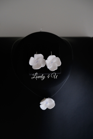 chokere argint, colier cu fir invizibil, colier la baza gatului, accesorii mireasa, accesorii nunta, bijuterii din cristale, bijuterii elegante perle, bijuterii handmade mireasa, bijuterii mireasa, bijuterii nunta, bijuterii perle,  colier mireasa, colier nylon cu cristal, colier Swarovski mireasa, colier tip choker, coliere handmade, lantisor la baza gatului, modele chokere, swarovski [2]